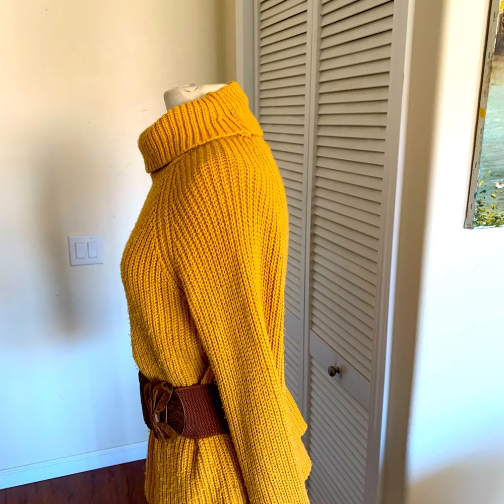 Pretty mustard colored acrylic turtleneck, thick and warm, belt not included - Picture 4 of 5